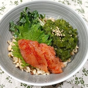 ネバネバが美味しい♡明太子とめかぶのオートミール丼